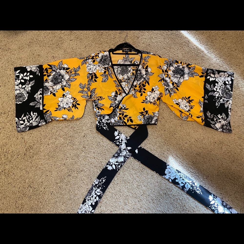 Lulu’s wrap top
